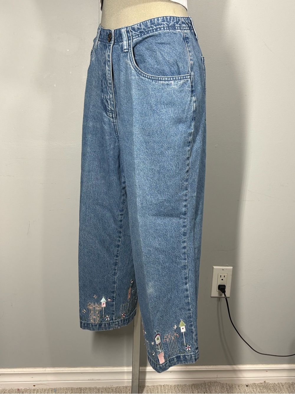 Christopher & Banks Light Blue Embroidered Denim Cropped Capris Size 10